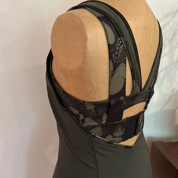 Lululemon sz 6 black and green butterfly print tank bra adjustable back strap - Picture 6 of 7